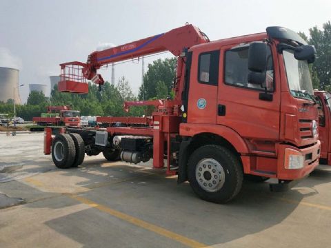 點(diǎn)擊查看詳細(xì)信息<br>標(biāo)題：6.3噸大運(yùn)隨車吊 閱讀次數(shù)：1879